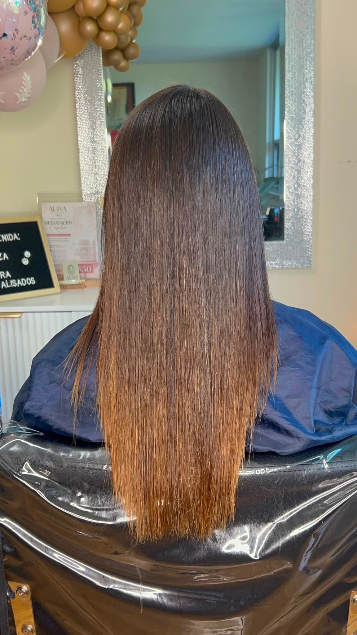 Cabello largo, liso y ombré fotografiado desde atrás en el estudio Aura